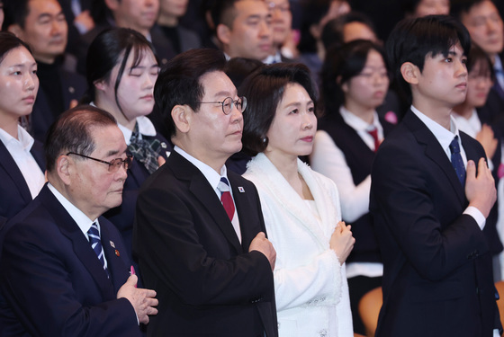 국민의례하는 이재명 대통령·김혜경 여사