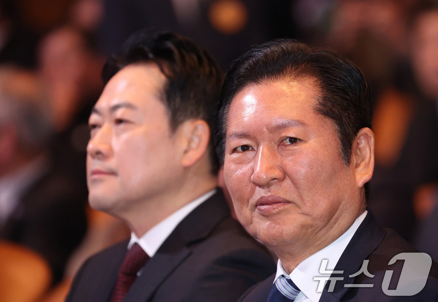 (서울=뉴스1) 이재명 기자 = 정청래 더불어민주당 대표(오른쪽)와 장동혁 국민의힘 대표가 1일 서울 강남구 코엑스에서 열린 제107주년 3·1절 기념식에 참석해 자리하고 있다. …