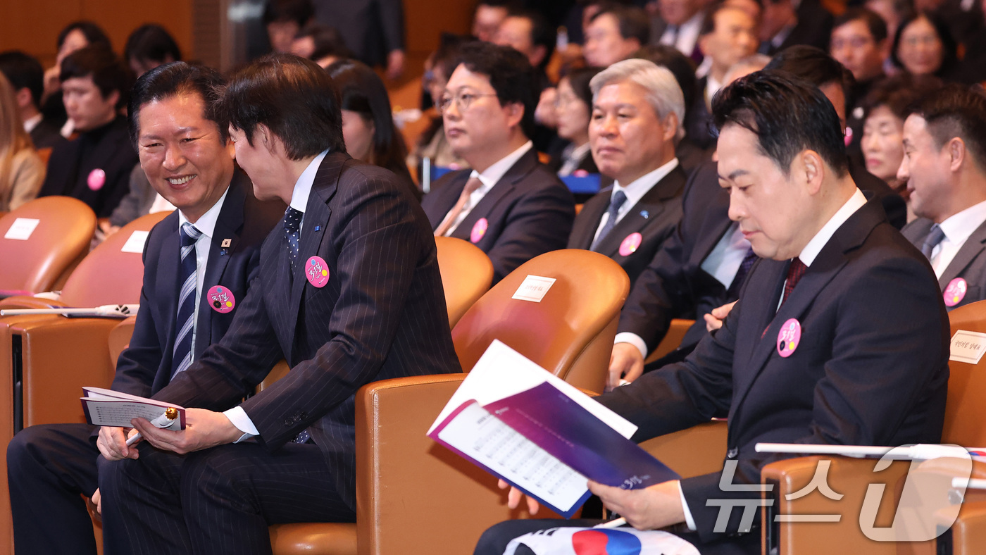 (서울=뉴스1) 이재명 기자 = 정청래 더불어민주당 대표, 조국 조국혁신당 대표, 장동혁 국민의힘 대표가 1일 서울 강남구 코엑스에서 열린 제107주년 3·1절 기념식에 참석해 자 …