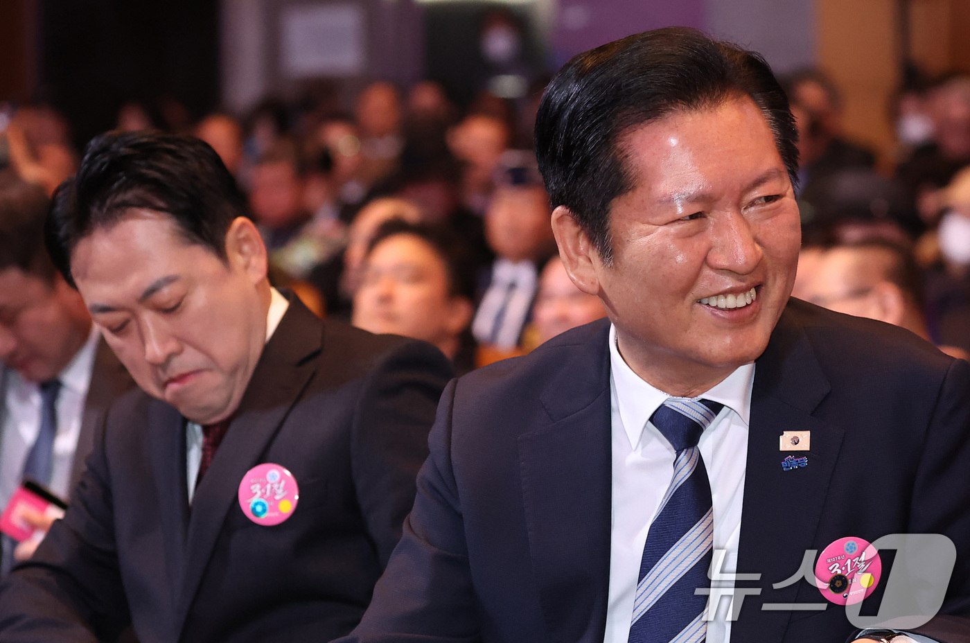 (서울=뉴스1) 이재명 기자 = 정청래 더불어민주당 대표(오른쪽)와 장동혁 국민의힘 대표가 1일 서울 강남구 코엑스에서 열린 제107주년 3·1절 기념식에 참석해 자리하고 있다. …