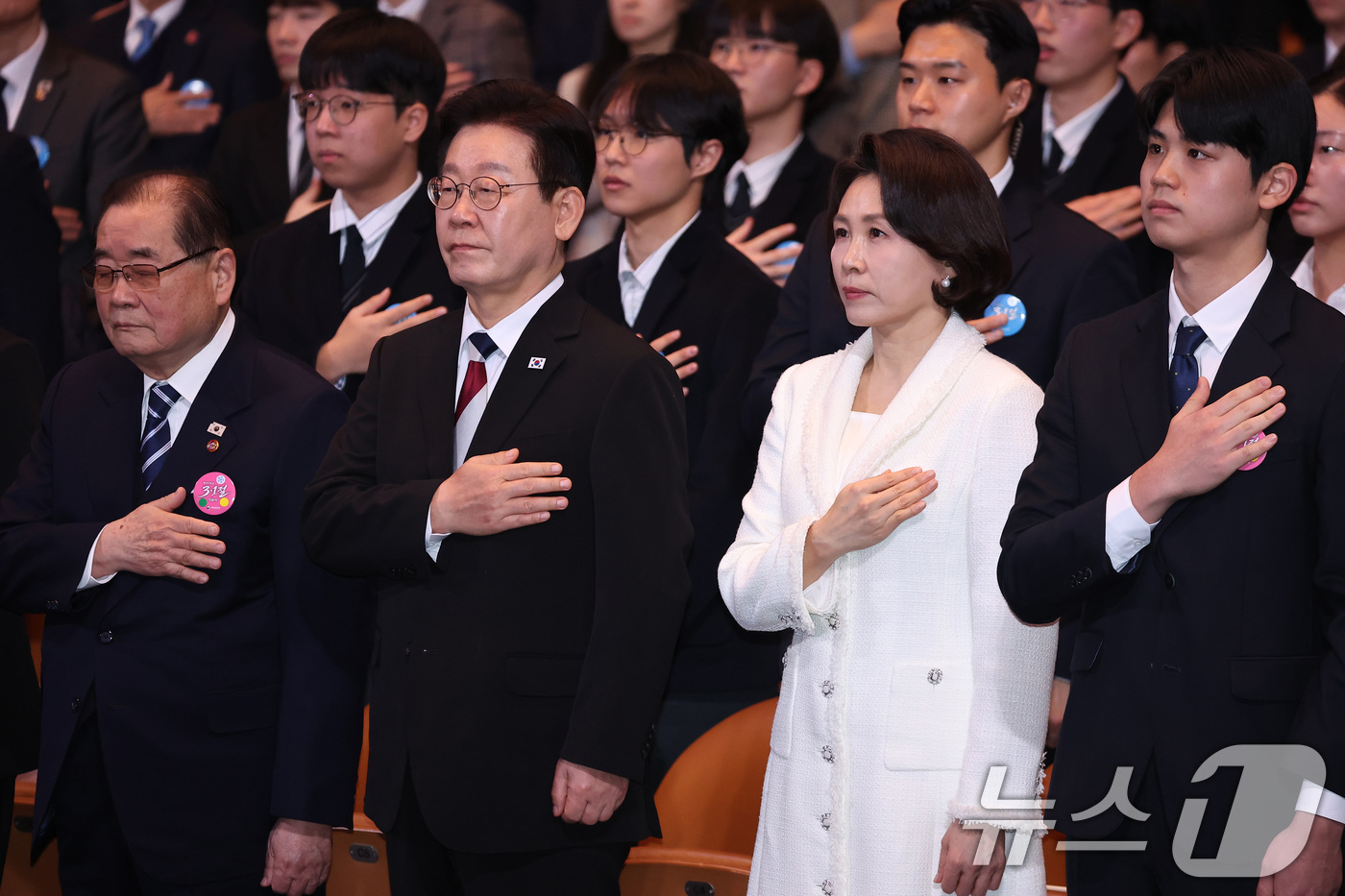 (서울=뉴스1) 이재명 기자 = 이재명 대통령과 김혜경 여사가 1일 서울 강남구 코엑스에서 열린 제107주년 3·1절 기념식에서 국기에 경례하고 있다.  2026.3.1/뉴스1