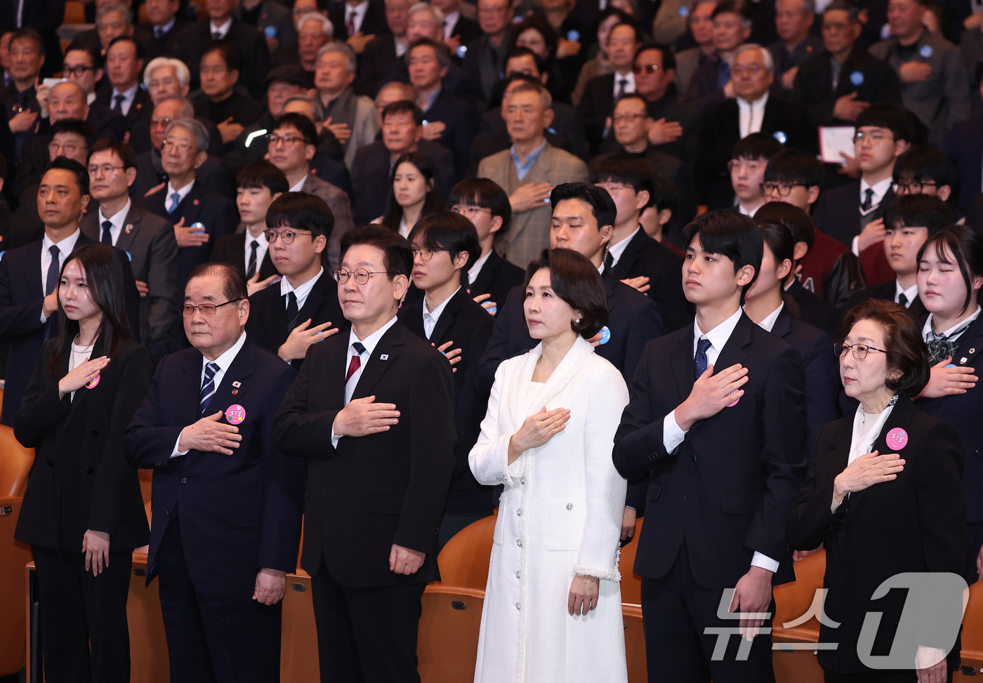 (서울=뉴스1) 이재명 기자 = 이재명 대통령과 김혜경 여사가 1일 서울 강남구 코엑스에서 열린 제107주년 3·1절 기념식에서 국기에 경례하고 있다.  2026.3.1/뉴스1