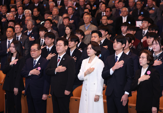 3.1절 기념식서 국민의례하는 이재명 대통령·김혜경 여사