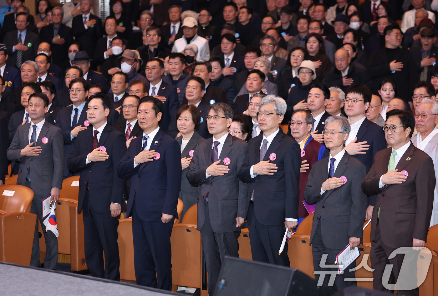 (서울=뉴스1) 이재명 기자 = 우원식 국회의장(오른쪽부터), 조희대 대법원장, 김상환 헌법재판소장, 노태악 중앙선거관리위원장, 정청래 더불어민주당 대표, 장동혁 국민의힘 대표, …