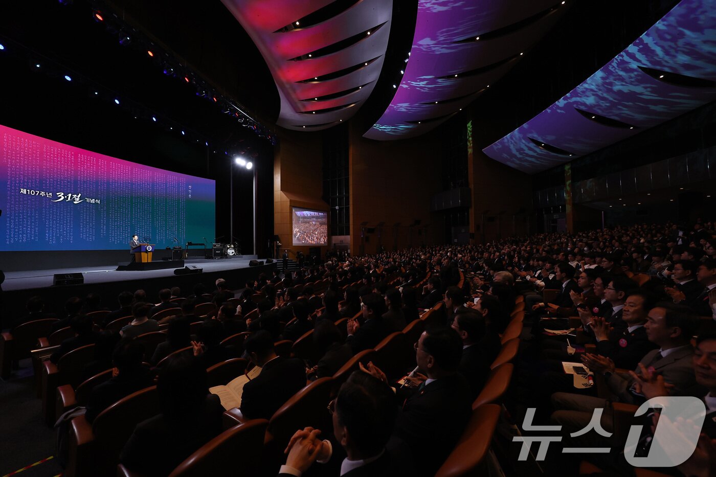 본문 이미지 - 이재명 대통령이 1일 서울 강남구 코엑스에서 열린 제107주년 3·1절 기념식에서 기념사를 하고 있다. 2026.3.1 ⓒ 뉴스1 이재명 기자