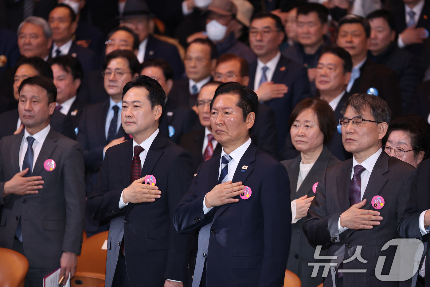 (서울=뉴스1) 이재명 기자 = 노태악 중앙선거관리위원장(오른쪽부터), 정청래 더불어민주당 대표, 장동혁 국민의힘 대표, 한병도 더불어민주당 원내대표 등이 1일 서울 강남구 코엑스 …