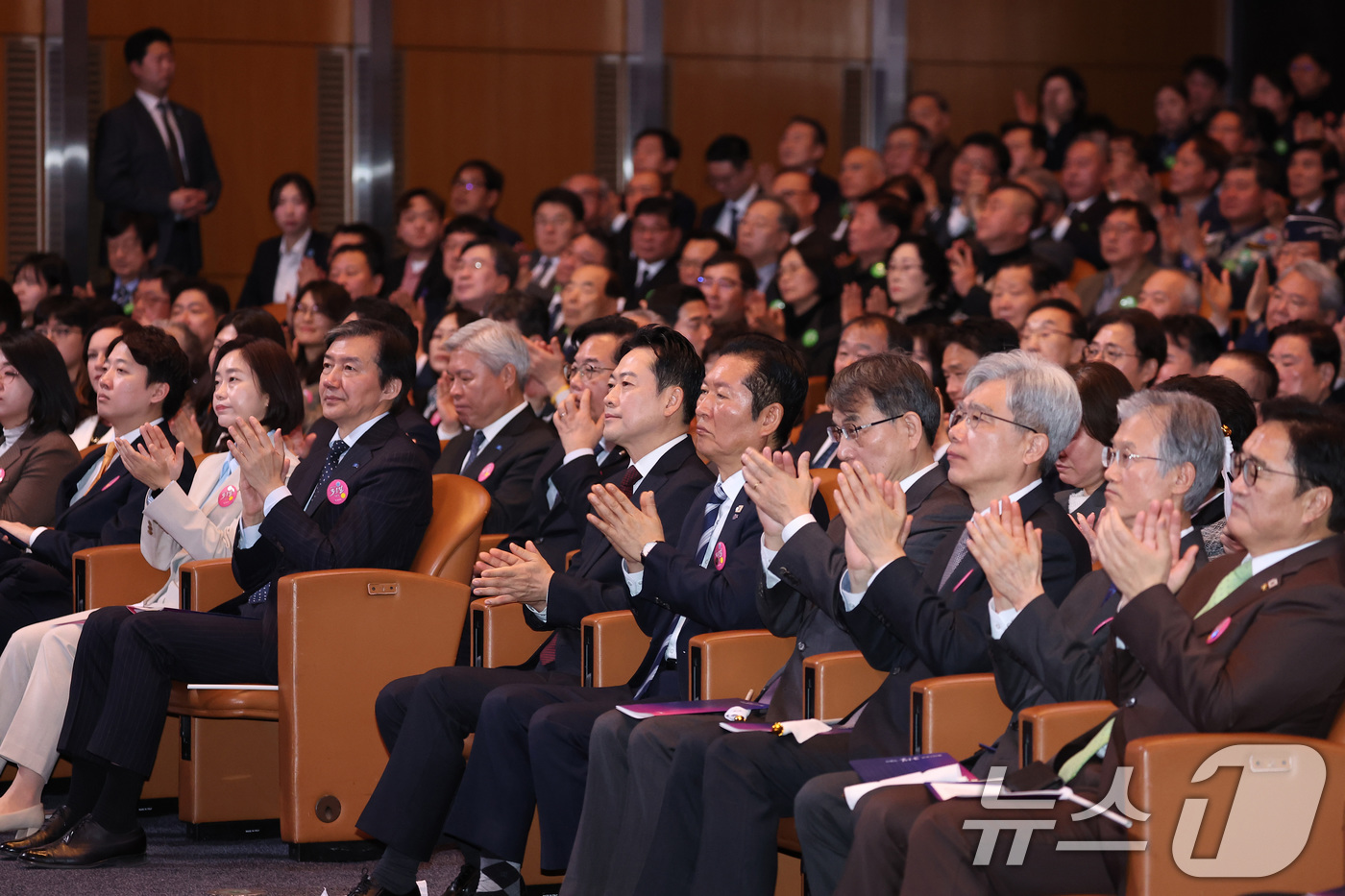 (서울=뉴스1) 이재명 기자 = 우원식 국회의장(오른쪽부터), 조희대 대법원장, 김상환 헌법재판소장, 노태악 중앙선거관리위원장, 정청래 더불어민주당 대표, 장동혁 국민의힘 대표, …