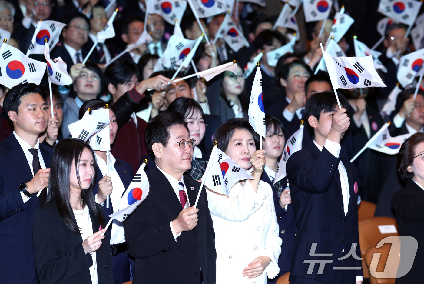 (서울=뉴스1) 이재명 기자 = 이재명 대통령과 김혜경 여사가 1일 서울 강남구 코엑스에서 열린 제107주년 3·1절 기념식에서 태극기를 흔들고 있다. 2026.3.1/뉴스1