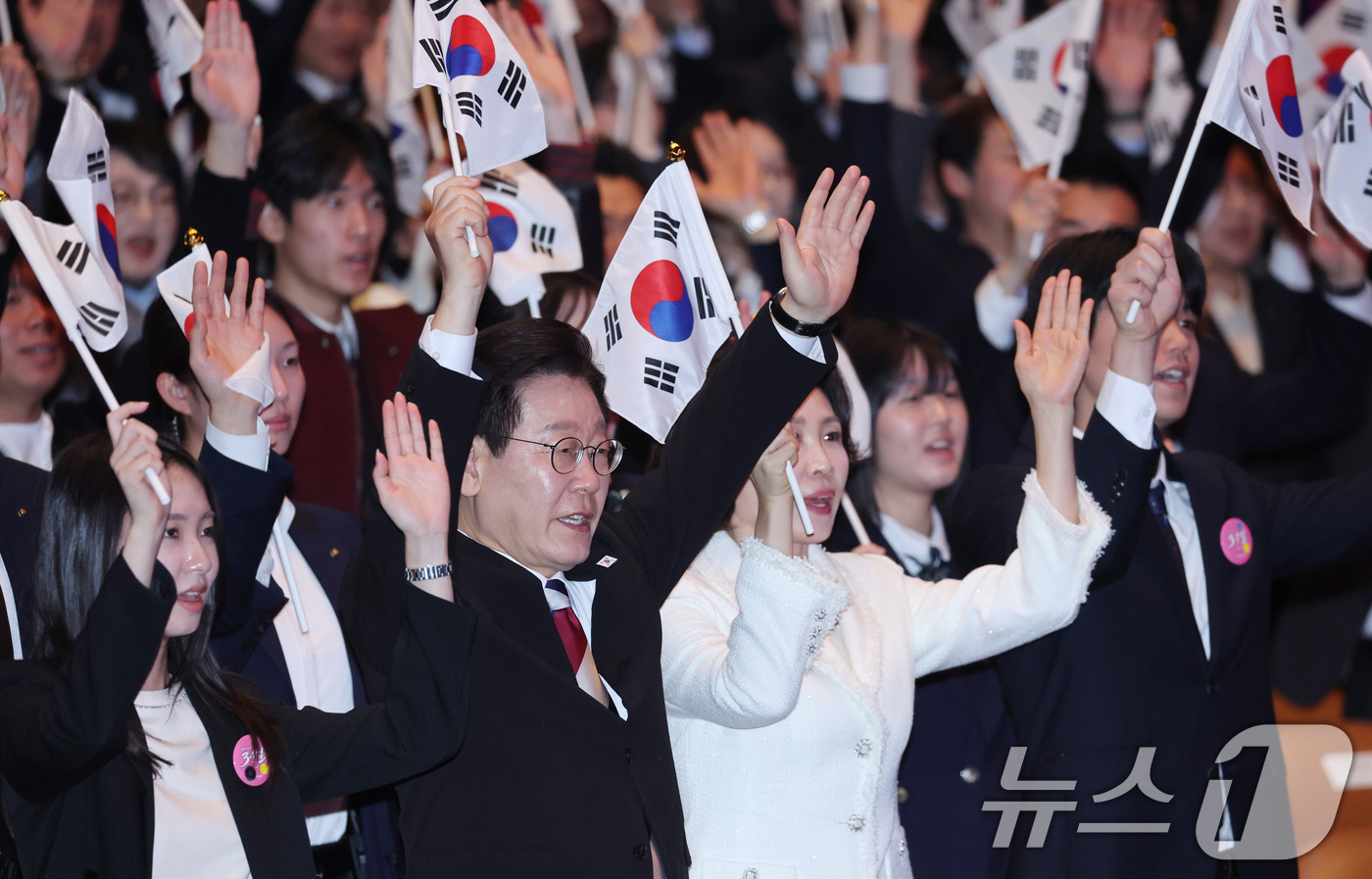 (서울=뉴스1) 이재명 기자 = 이재명 대통령과 김혜경 여사가 1일 서울 강남구 코엑스에서 열린 제107주년 3·1절 기념식에서 만세삼창을 하고 있다. 2026.3.1/뉴스1