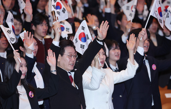 李대통령, 태극기 휘두르며 만세삼창…장동혁과 대화 없이 악수만