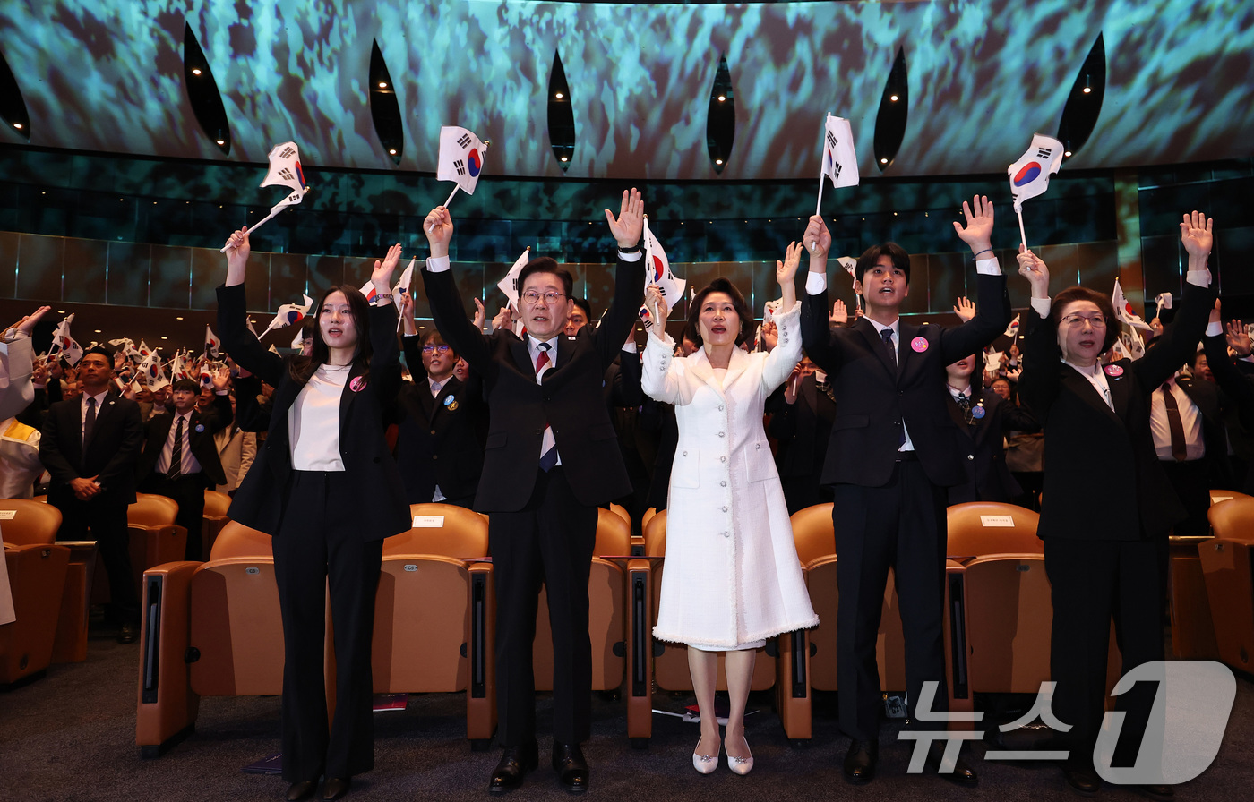 (서울=뉴스1) 이재명 기자 = 이재명 대통령과 김혜경 여사가 1일 서울 강남구 코엑스에서 열린 제107주년 3·1절 기념식에서 만세삼창을 하고 있다.  2026.3.1/뉴스1