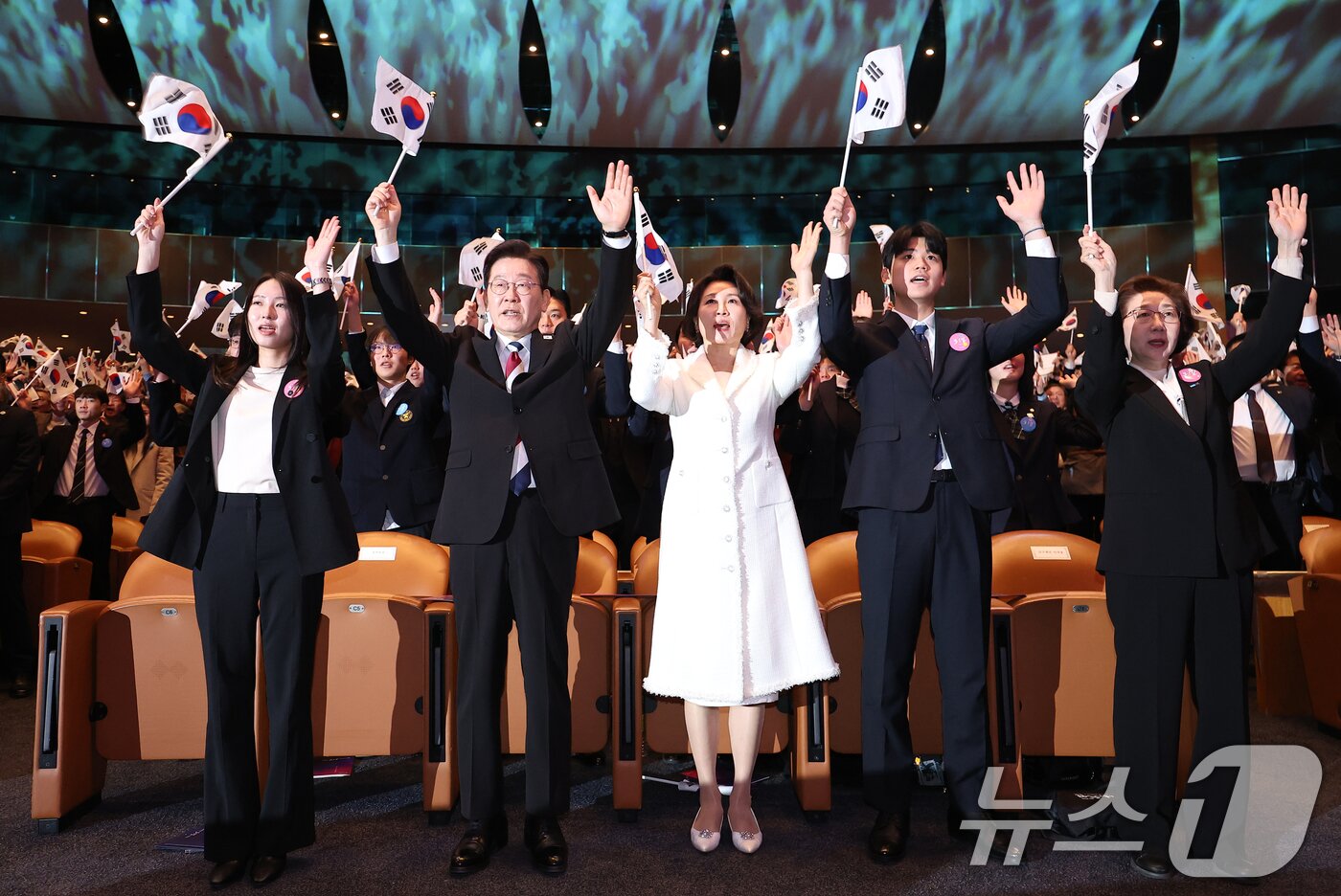 본문 이미지 - 이재명 대통령과 김혜경 여사가 1일 서울 강남구 코엑스에서 열린 제107주년 3·1절 기념식에서 만세삼창을 하고 있다. 2026.3.1 ⓒ 뉴스1 이재명 기자