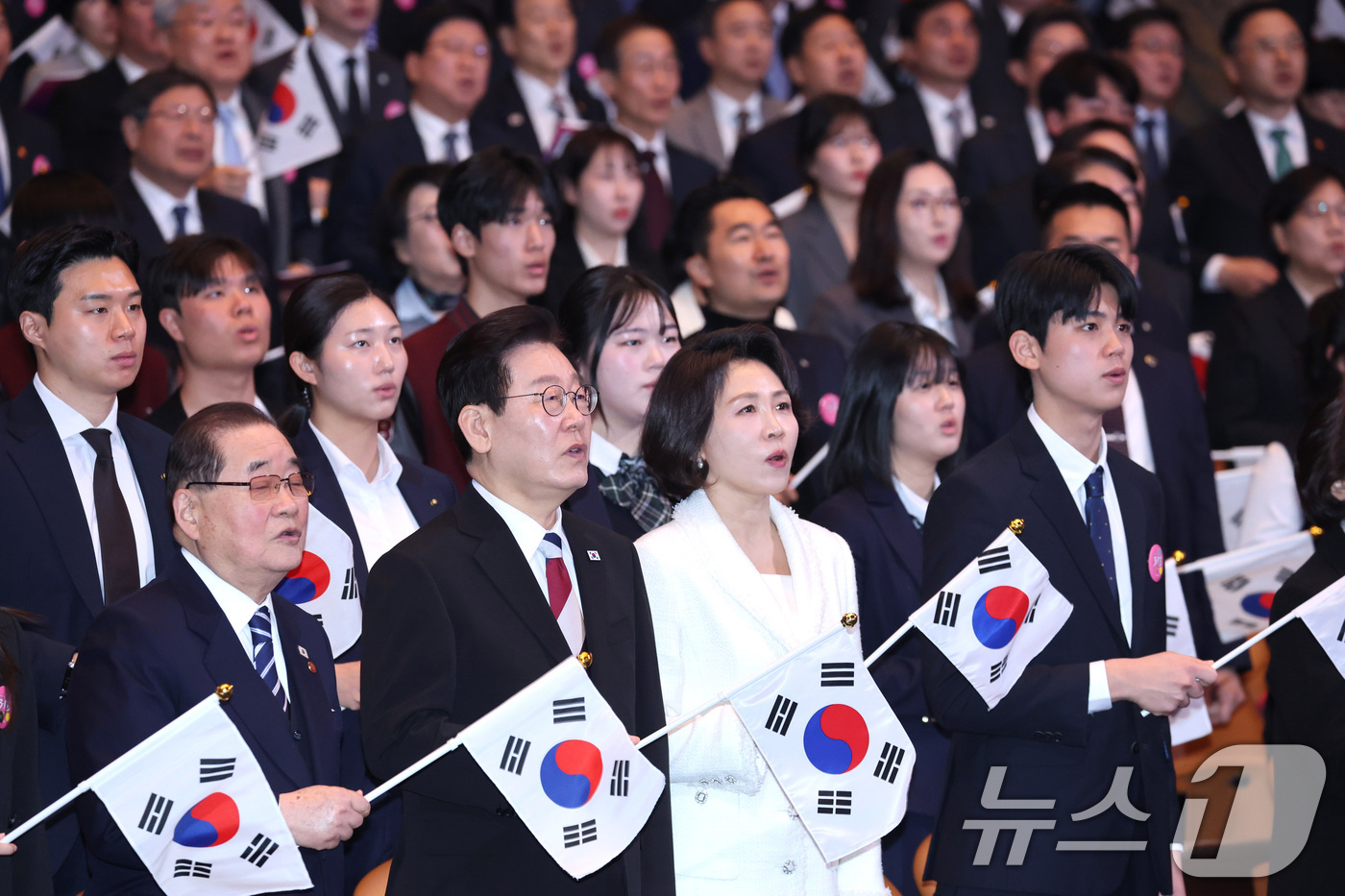 (서울=뉴스1) 이재명 기자 = 이재명 대통령과 김혜경 여사가 1일 서울 강남구 코엑스에서 열린 제107주년 3·1절 기념식에서 참석자들과 3·1절 노래를 제창하고 있다. 2026 …