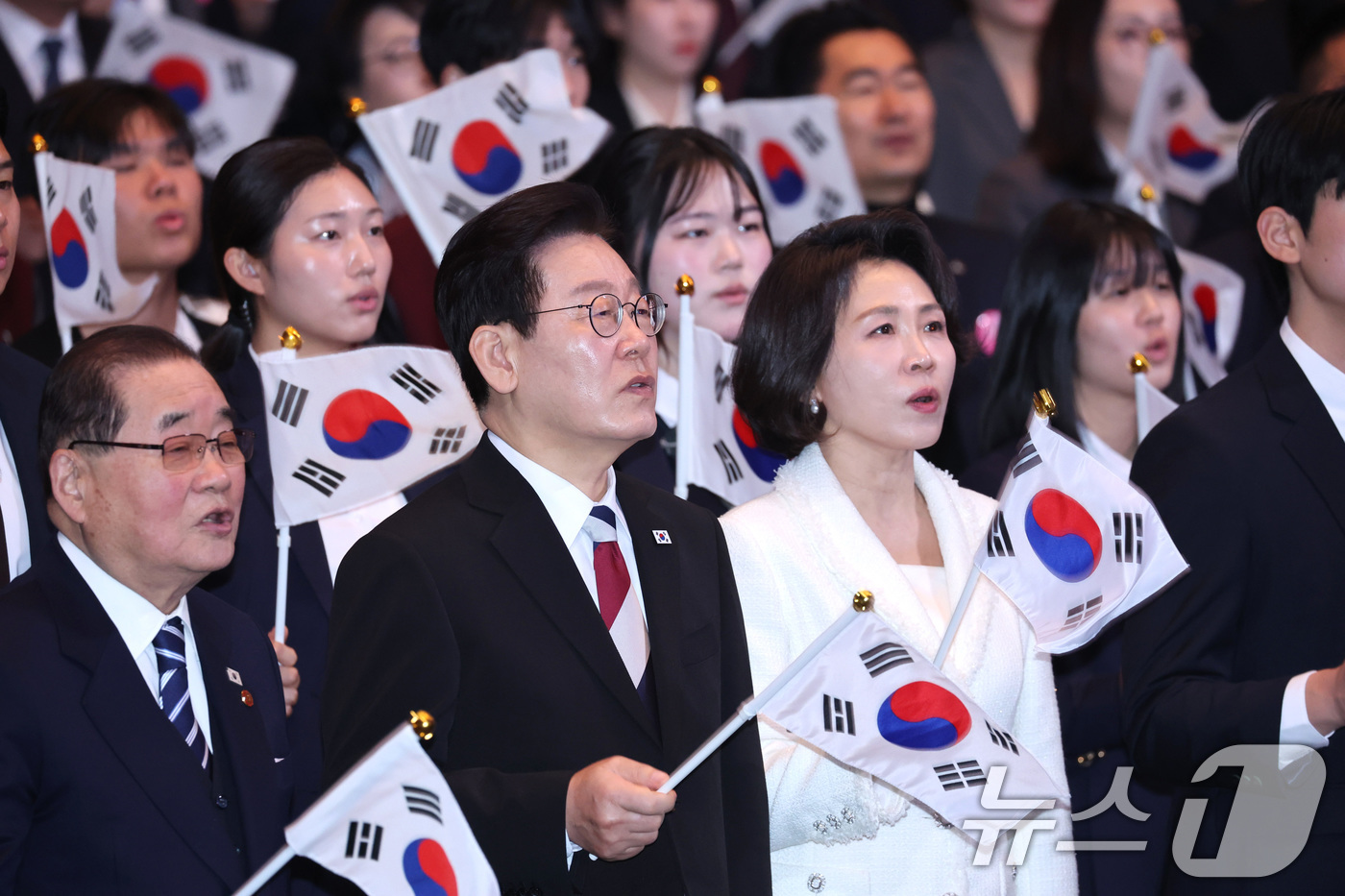 (서울=뉴스1) 이재명 기자 = 이재명 대통령과 김혜경 여사가 1일 서울 강남구 코엑스에서 열린 제107주년 3·1절 기념식에서 참석자들과 3·1절 노래를 제창하고 있다. 2026 …