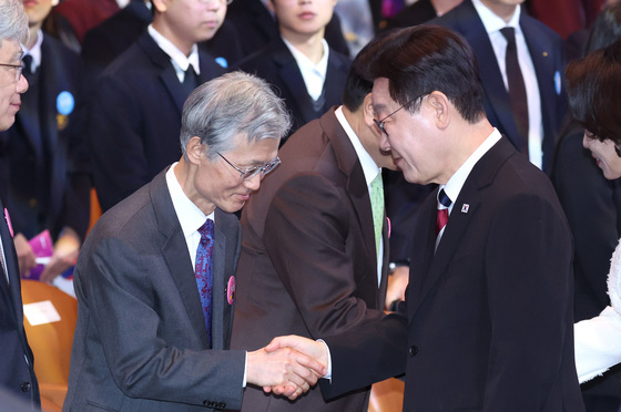 이재명 대통령, 조희대 대법원장과 악수