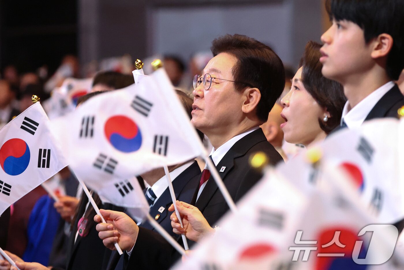 본문 이미지 - 이재명 대통령과 김혜경 여사가 1일 서울 강남구 코엑스에서 열린 제107주년 3·1절 기념식에서 참석자들과 3·1절 노래를 제창하고 있다. 2026.3.1 ⓒ 뉴스1 이재명 기자