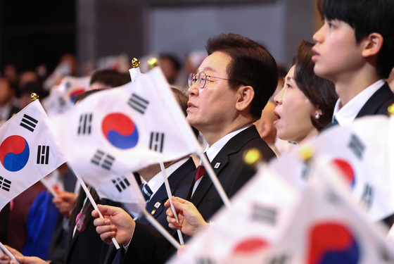 이재명 대통령·김혜경 여사, 3·1절 노래 제창