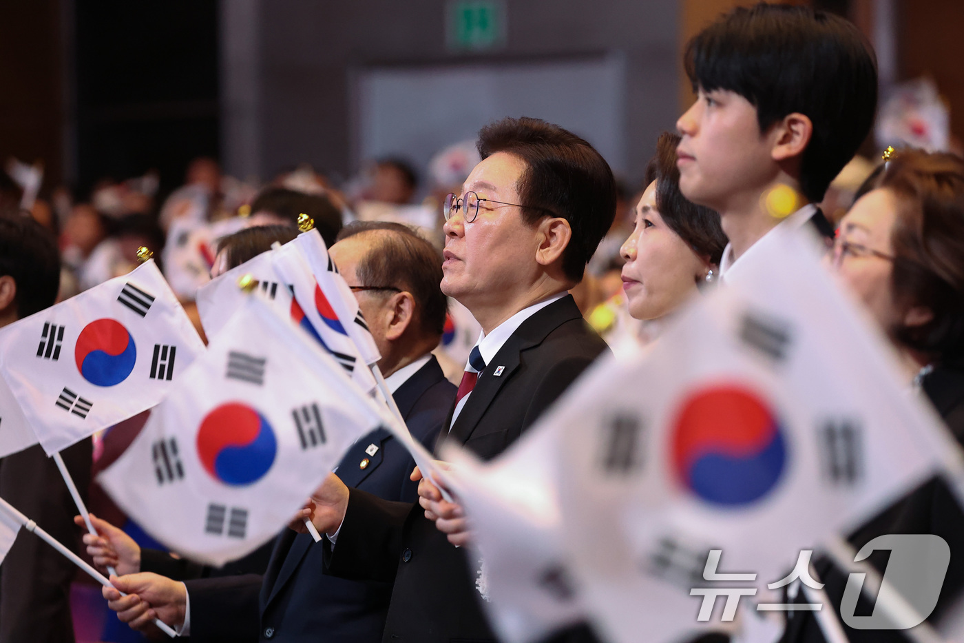 (서울=뉴스1) 이재명 기자 = 이재명 대통령과 김혜경 여사가 1일 서울 강남구 코엑스에서 열린 제107주년 3·1절 기념식에서 참석자들과 3·1절 노래를 제창하고 있다. 2026 …
