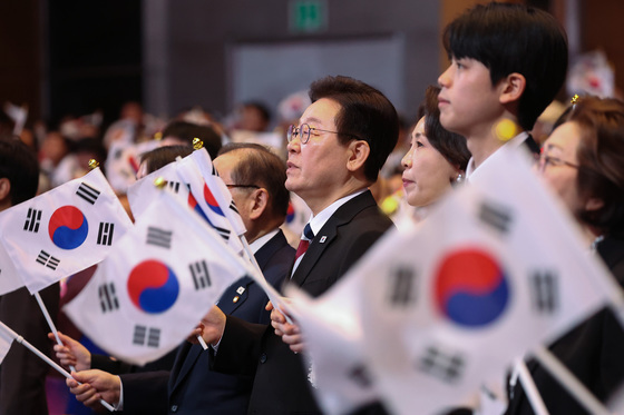 태극기 흔드는 이재명 대통령·김혜경 여사