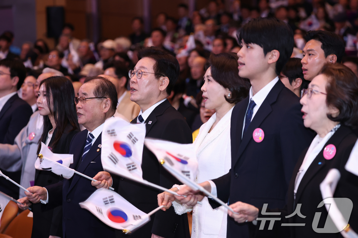 (서울=뉴스1) 이재명 기자 = 이재명 대통령과 김혜경 여사가 1일 서울 강남구 코엑스에서 열린 제107주년 3·1절 기념식에서 참석자들과 3·1절 노래를 제창하고 있다. 2026 …