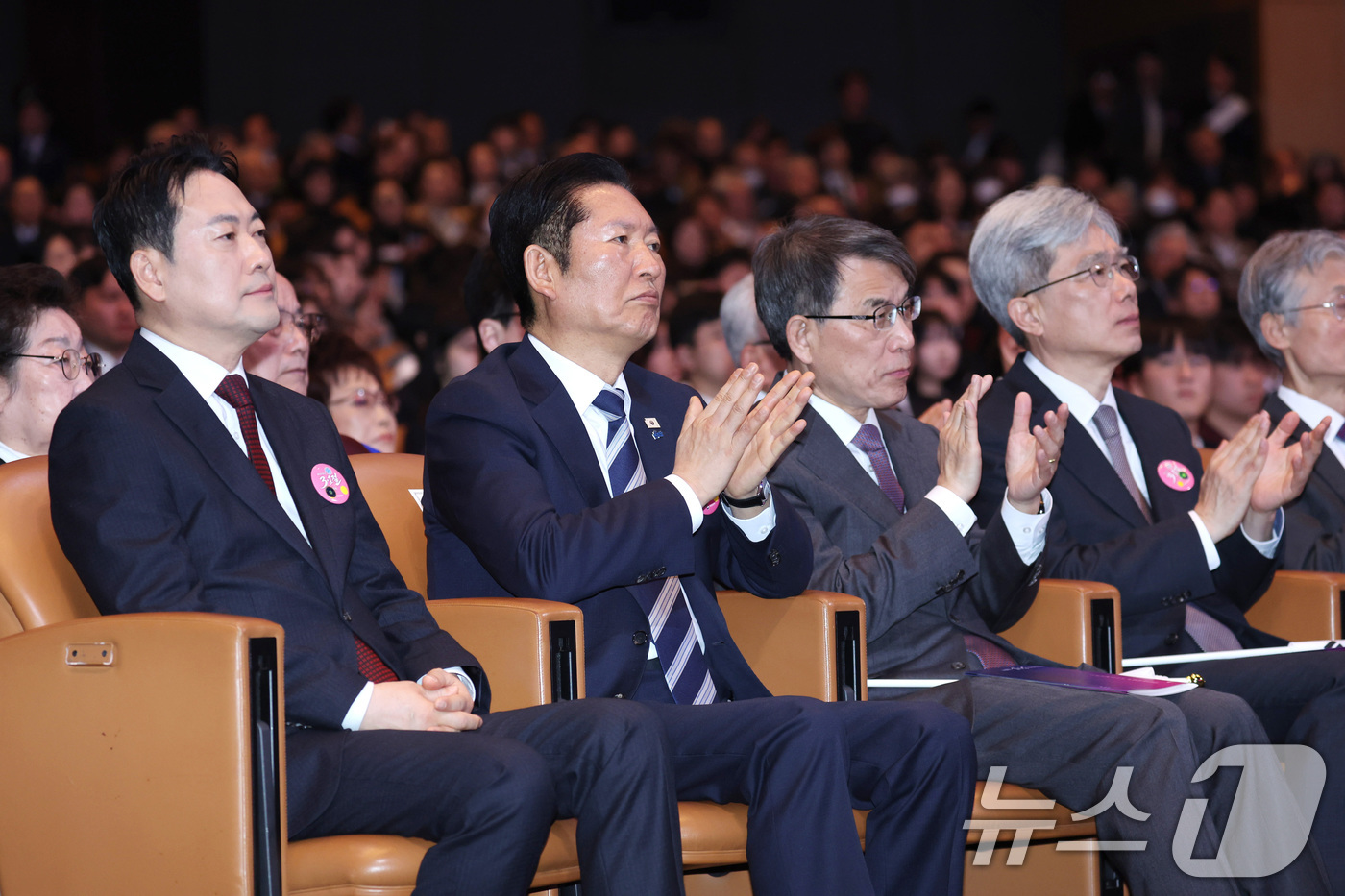 (서울=뉴스1) 이재명 기자 = 장동혁 국민의힘 대표(왼쪽부터), 정청래 더불어민주당 대표, 노태악 중앙선거관리위원장, 김상환 헌법재판소장이 1일 서울 강남구 코엑스에서 열린 제1 …