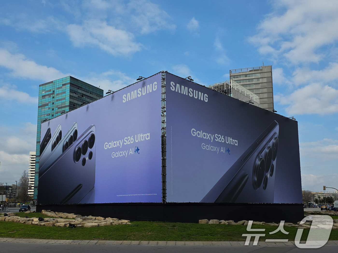 (서울=뉴스1) 임세영 기자 = 27일(현지시간) 모바일 월드 콩그레스(MWC)2026이 열리는 스페인 바르셀로나 피라 그란 비아 전시장 인근에 삼성전자 갤럭시 S26 울트라 광고 …