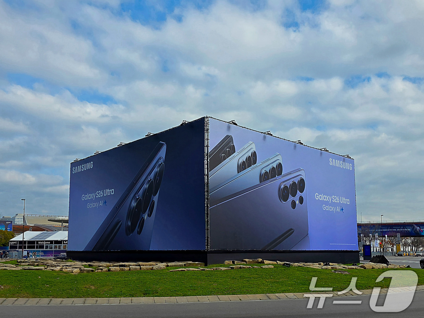 (서울=뉴스1) 임세영 기자 = 27일(현지시간) 모바일 월드 콩그레스(MWC)2026이 열리는 스페인 바르셀로나 피라 그란 비아 전시장 인근에 삼성전자 갤럭시 S26 울트라 광고 …