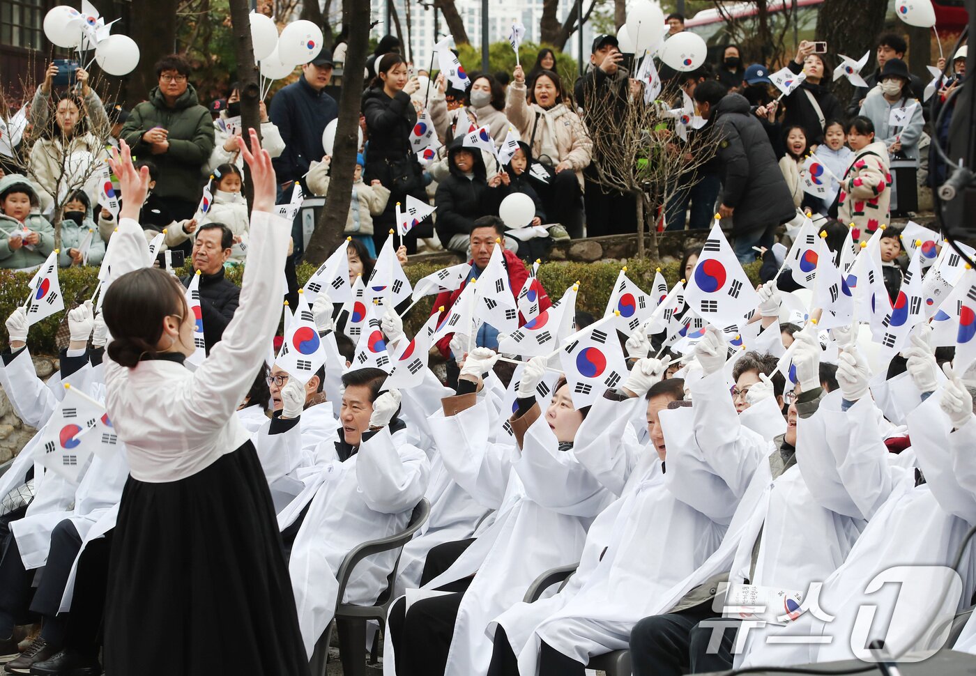 본문 이미지 - 107주년 3·1절을 맞아 1일 오전 대구 중구 청라언덕에서 열린 '3·1 만세운동 재현행사'에 참석한 시민들이 순국선열의 숭고한 희생정신을 기리고, 민족의 자긍심을 고취하기 위해 태극기를 흔들며 만세삼창하고 있다. 2026.3.1 ⓒ 뉴스1 공정식 기자