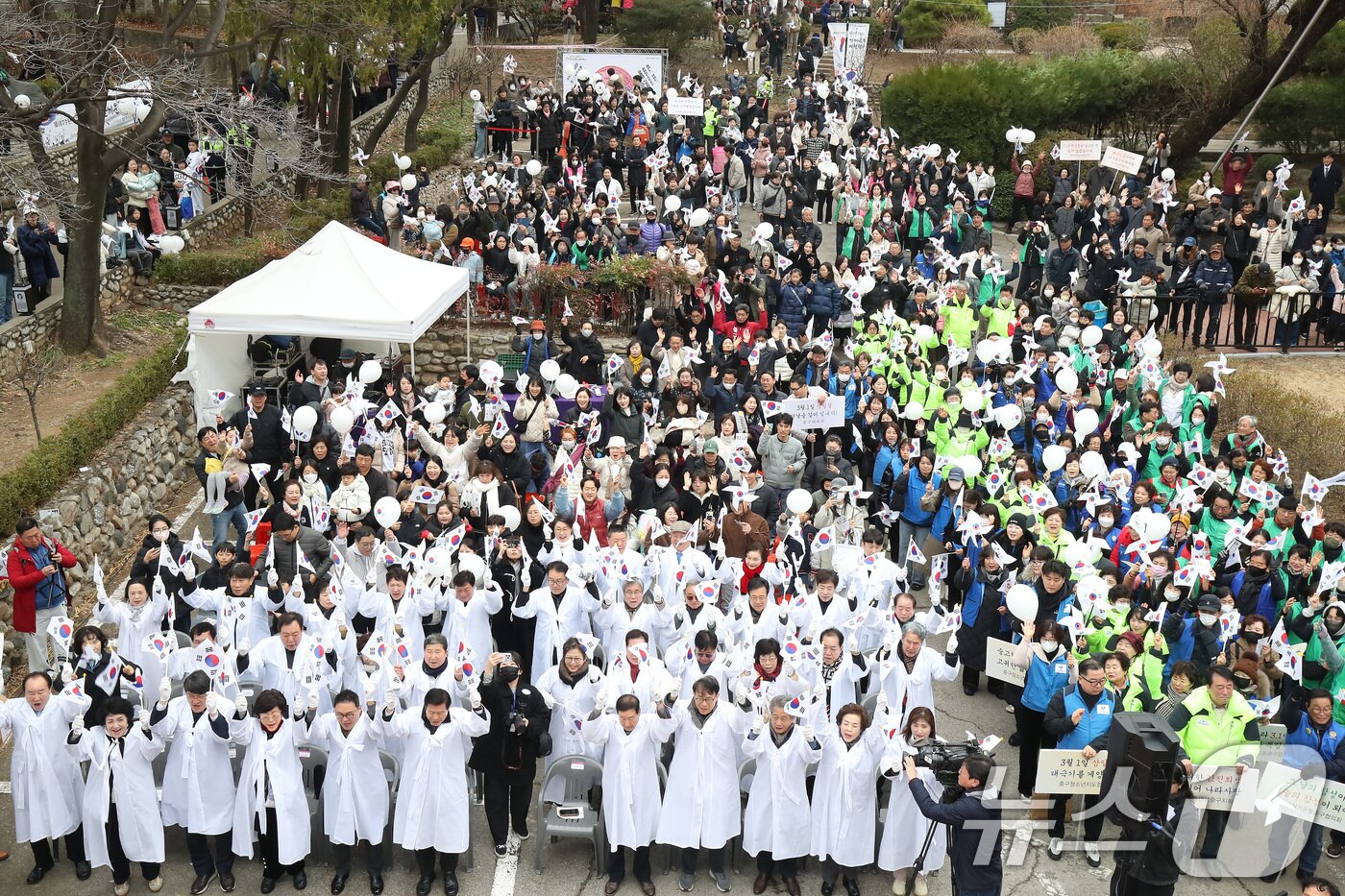 본문 이미지 - 107주년 3·1절을 맞아 1일 오전 대구 중구 청라언덕에서 열린 '3·1 만세운동 재현행사'에 참석한 시민들이 순국선열의 숭고한 희생정신을 기리고, 민족의 자긍심을 고취하기 위해 태극기를 흔들며 만세삼창하고 있다. 2026.3.1 ⓒ 뉴스1 공정식 기자