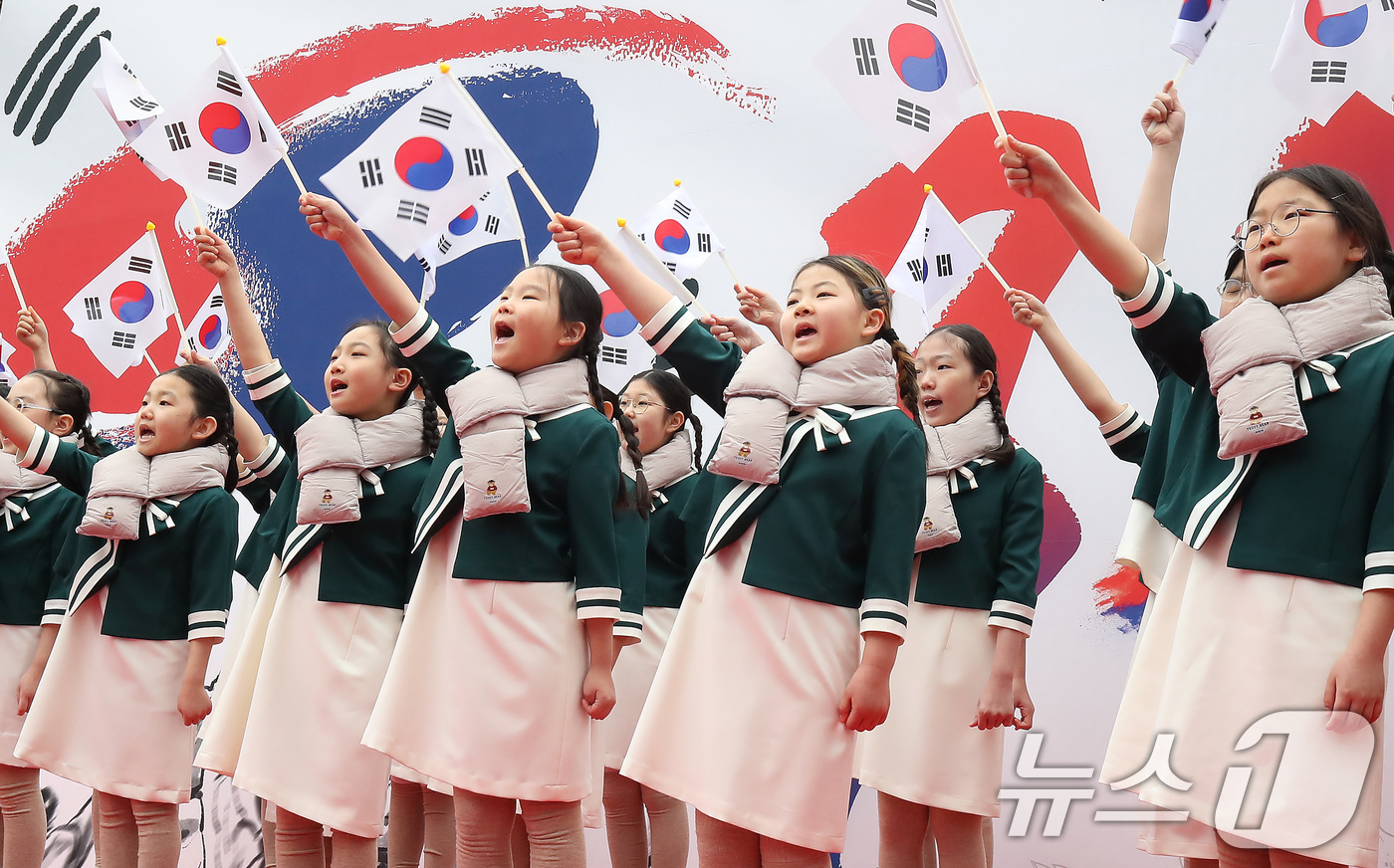 (대구=뉴스1) 공정식 기자 = 107주년 3·1절을 맞아 1일 오전 대구 중구 청라언덕에서 열린 '3·1 만세운동 재현행사'에서 중구청어린이집 합창단이 순국선열의 숭고한 희생정신 …