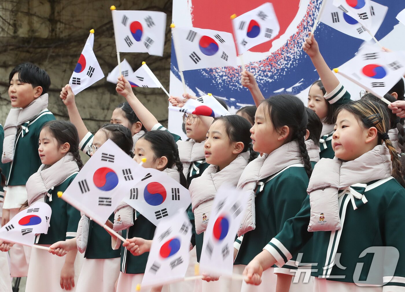 본문 이미지 - 107주년 3·1절을 맞아 1일 오전 대구 중구 청라언덕에서 열린 '3·1 만세운동 재현행사'에서 중구청어린이집 합창단이 순국선열의 숭고한 희생정신을 기리며 삼일절 노래를 부르고 있다. 2026.3.1 ⓒ 뉴스1 공정식 기자