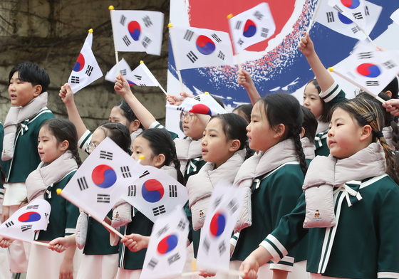 "동포야 이 날을 길이 빛내자"