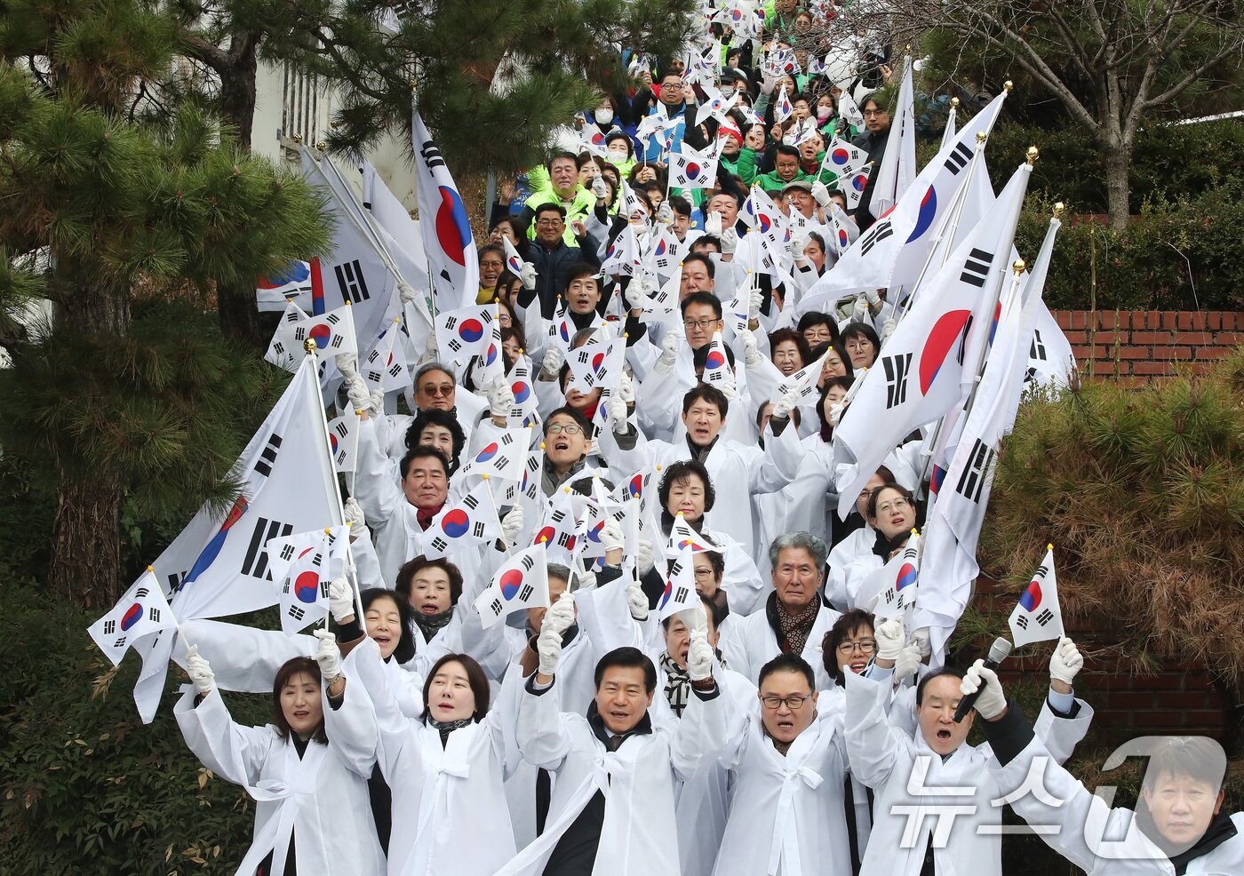 본문 이미지 - 107주년 3·1절을 맞아 1일 오전 대구 중구 청라언덕에서 열린 '3·1 만세운동 재현행사'에 참석한 시민들이 순국선열의 숭고한 희생정신을 기리고, 민족의 자긍심을 고취하기 위해 태극기를 흔들며 만세삼창하고 있다. 2026.3.1 ⓒ 뉴스1 공정식 기자