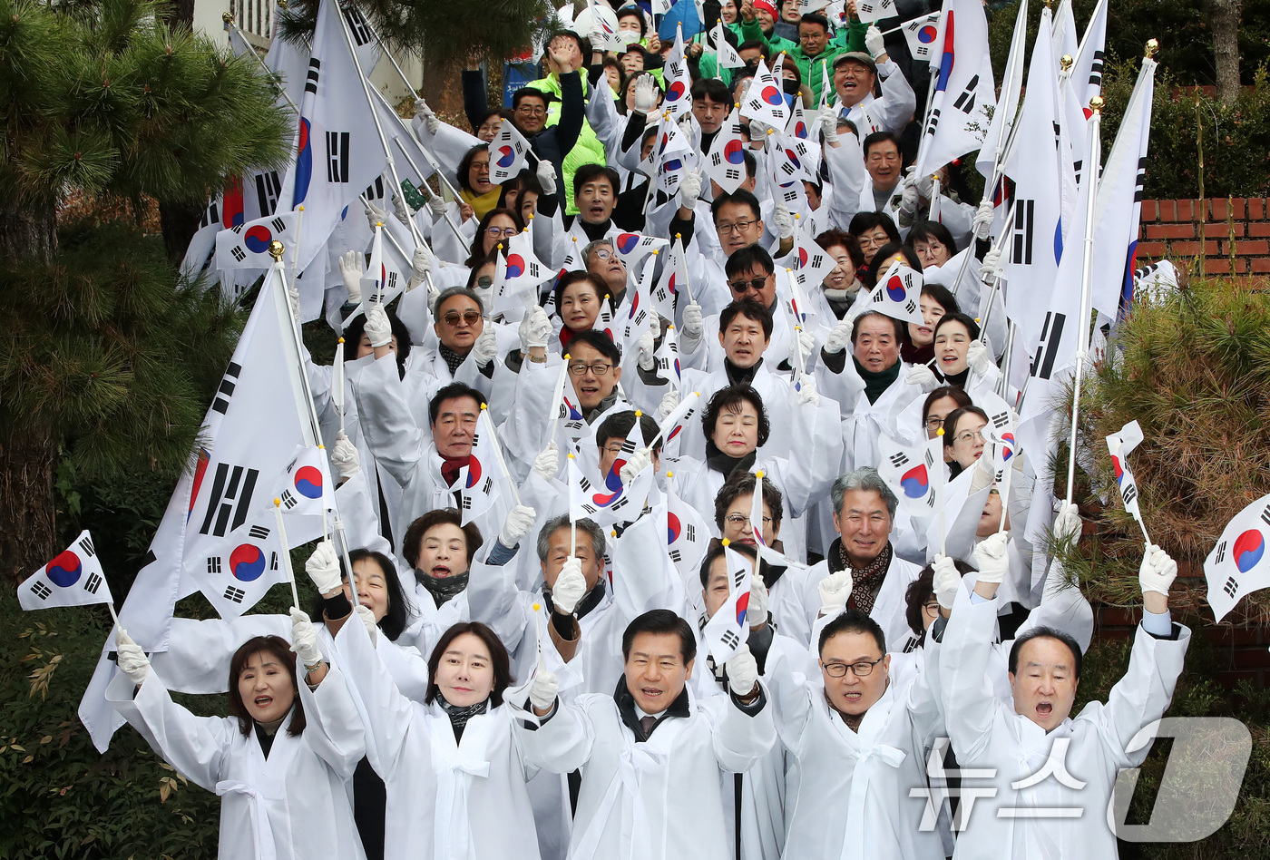 (대구=뉴스1) 공정식 기자 = 107주년 3·1절을 맞아 1일 오전 대구 중구 청라언덕에서 열린 '3·1 만세운동 재현행사'에 참석한 시민들이 순국선열의 숭고한 희생정신을 기리고 …