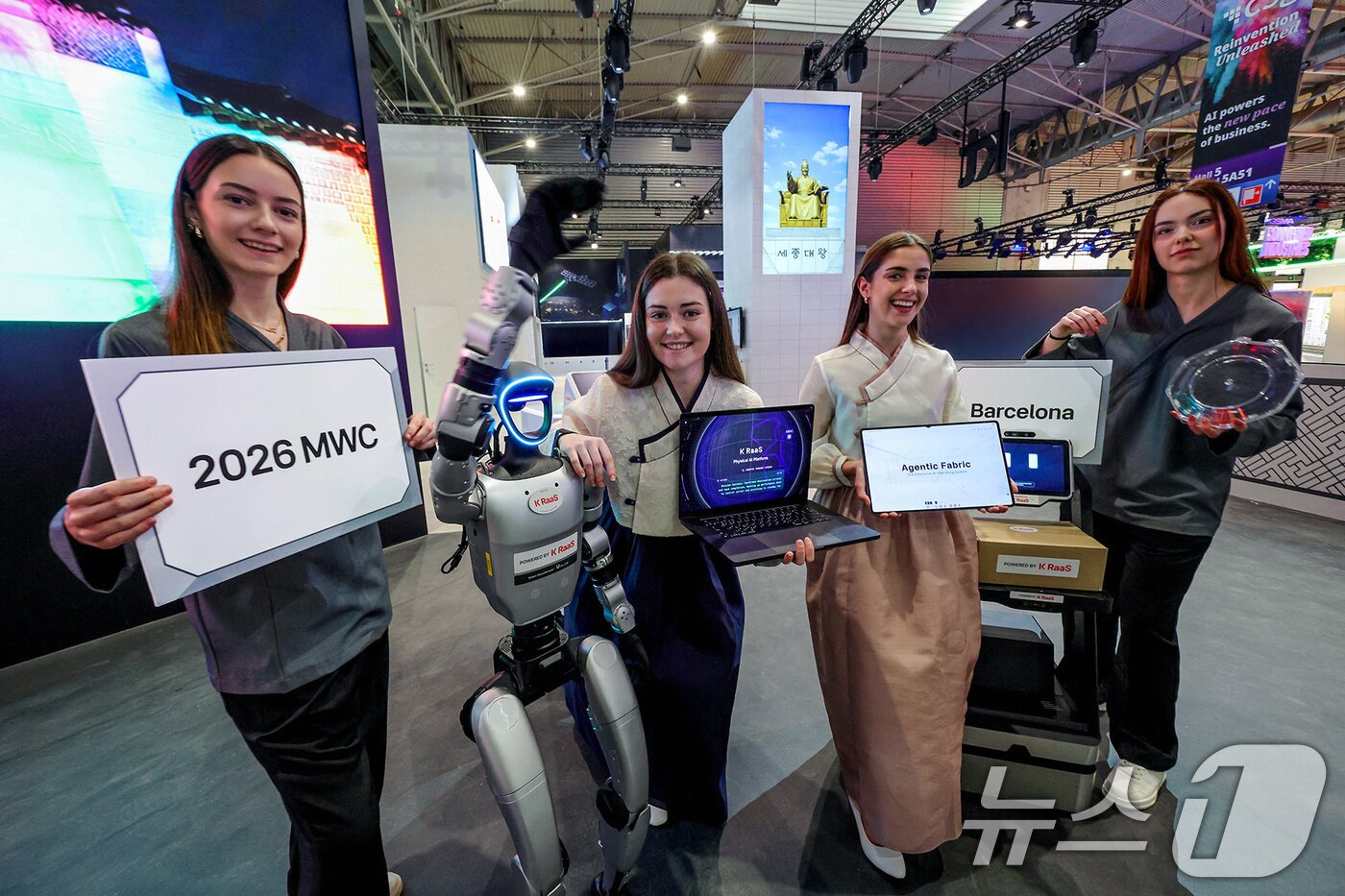 본문 이미지 - 27일(현지시간) 스페인 바르셀로나 피라 그란비아 전시장에서 KT 모델들이 K-컬처와 대한민국 혁신 기술을 결합한 KT의 전시 공간을 선보이고 있다. (KT 제공. 재판매 및 DB 금지) 2026.3.1 ⓒ 뉴스1 임세영 기자