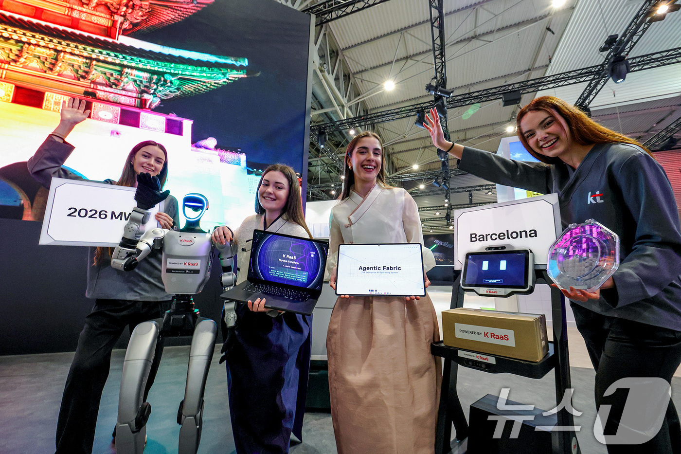 (서울=뉴스1) 임세영 기자 = 27일(현지시간) 스페인 바르셀로나 피라 그란비아 전시장에서 KT 모델들이 K-컬처와 대한민국 혁신 기술을 결합한 KT의 전시 공간을 선보이고 있다 …