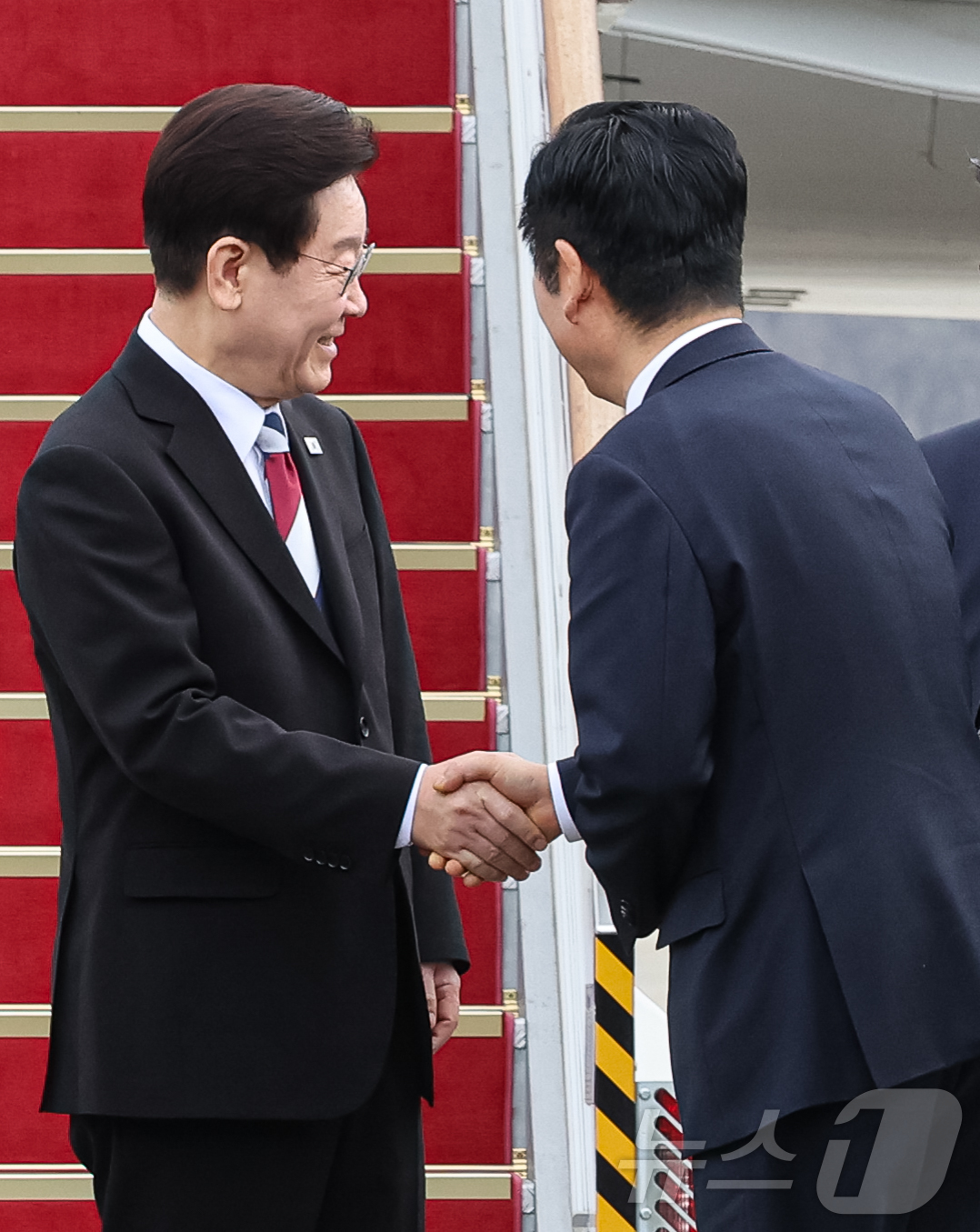 (성남=뉴스1) 허경 기자 = 이재명 대통령과 김혜경 여사가 1일 싱가포르와 필리핀 국빈 방문을 위해 경기 성남 서울공항을 통해 출국하며 정청래 더불어민주당 대표와 인사하고 있다. …