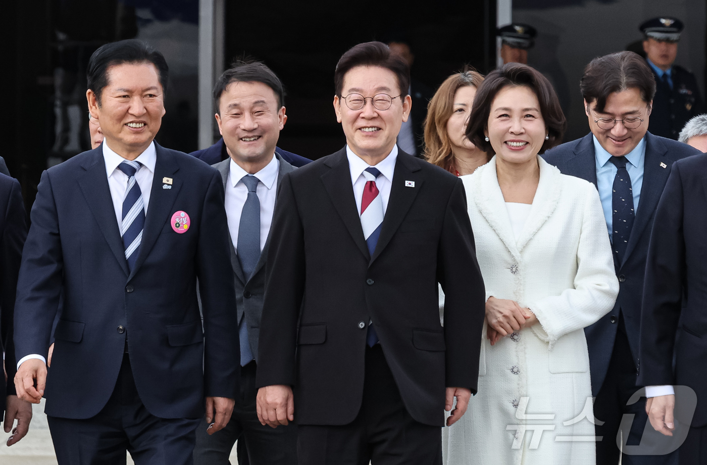 (성남=뉴스1) 허경 기자 = 이재명 대통령과 김혜경 여사가 1일 싱가포르와 필리핀 국빈 방문을 위해 경기 성남 서울공항에서 공군1호기로 이동하고 있다. 2026.3.1/뉴스1