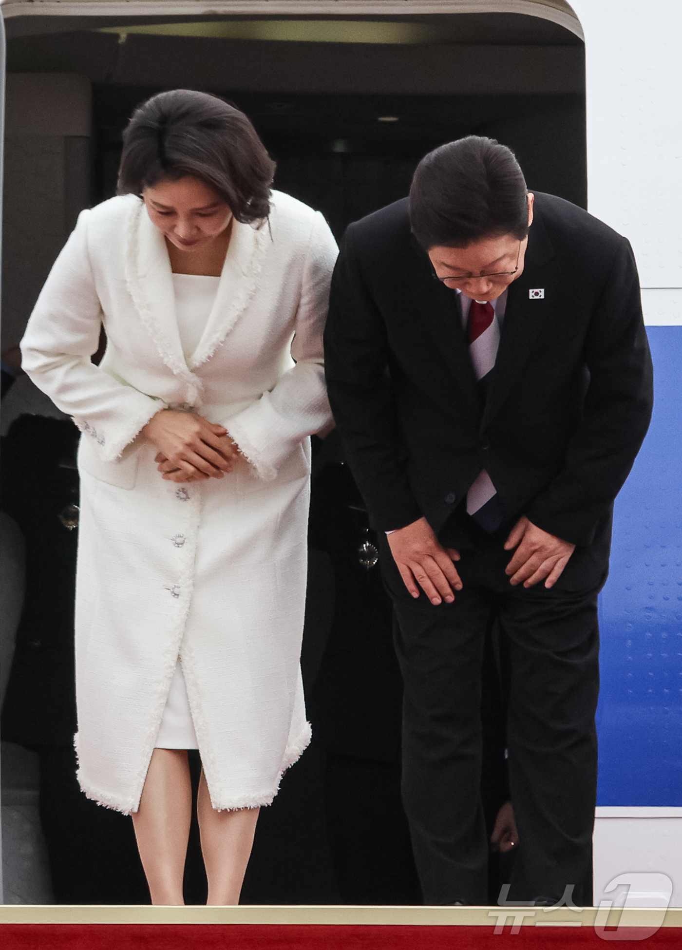 (성남=뉴스1) 허경 기자 = 이재명 대통령과 김혜경 여사가 1일 싱가포르와 필리핀 국빈 방문을 위해 경기 성남 서울공항을 통해 출국하며 인사하고 있다. 2026.3.1/뉴스1