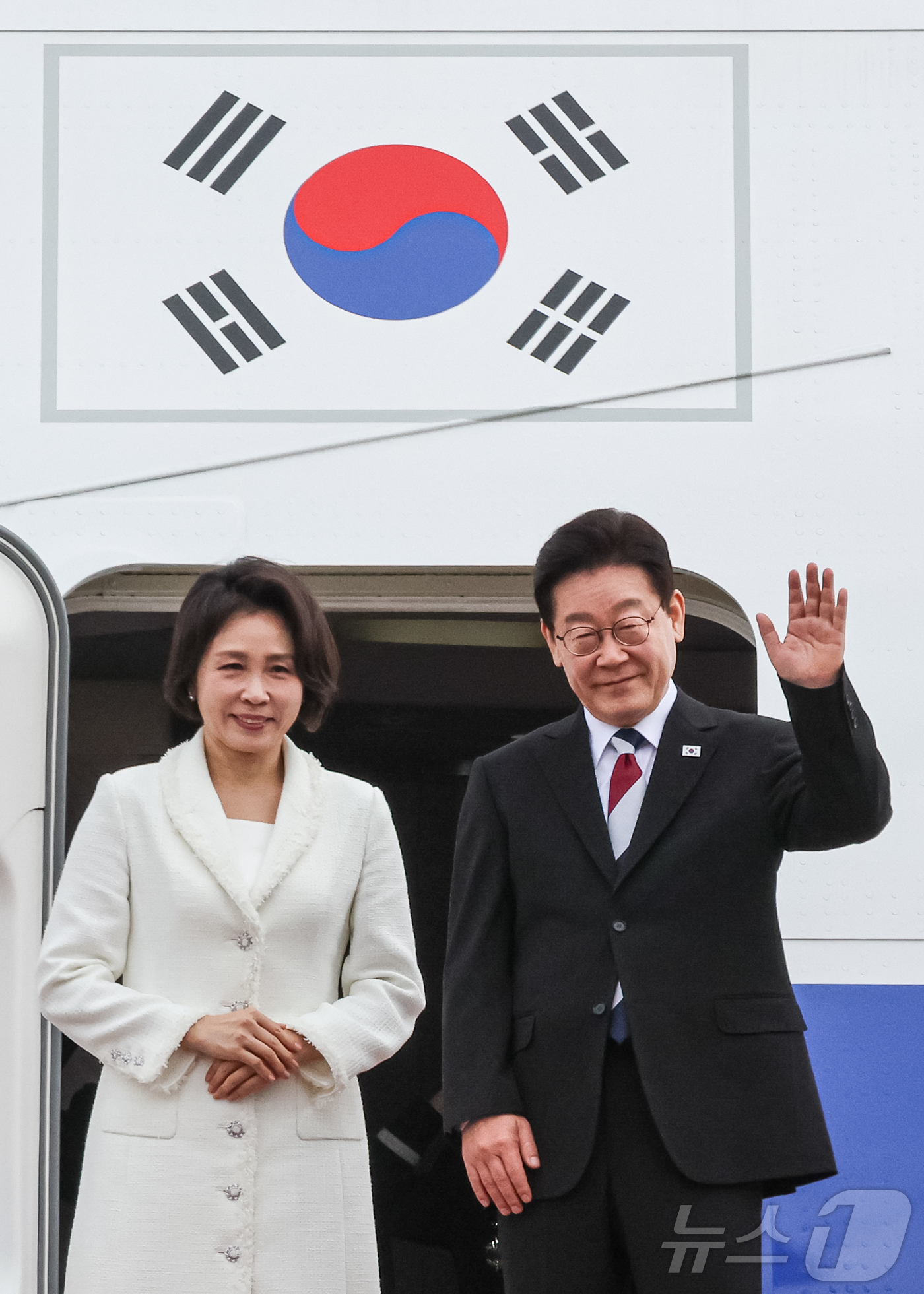 (성남=뉴스1) 허경 기자 = 이재명 대통령과 김혜경 여사가 1일 싱가포르와 필리핀 국빈 방문을 위해 경기 성남 서울공항을 통해 출국하며 인사하고 있다. 2026.3.1/뉴스1