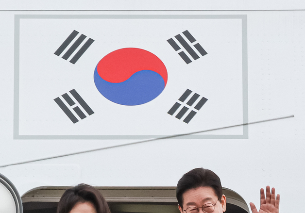 인사하는 이재명 대통령