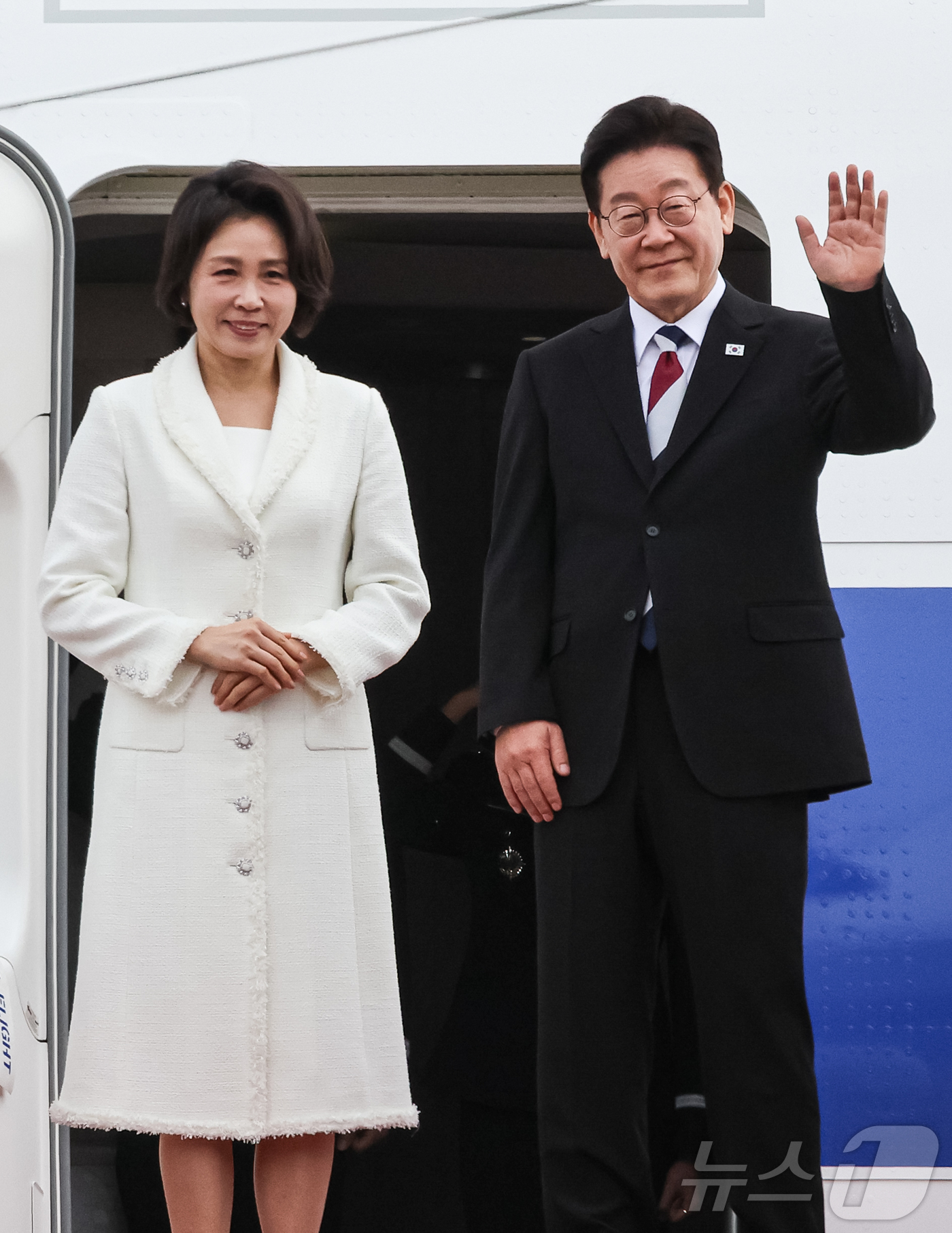 (성남=뉴스1) 허경 기자 = 이재명 대통령과 김혜경 여사가 1일 싱가포르와 필리핀 국빈 방문을 위해 경기 성남 서울공항을 통해 출국하며 인사하고 있다. 2026.3.1/뉴스1