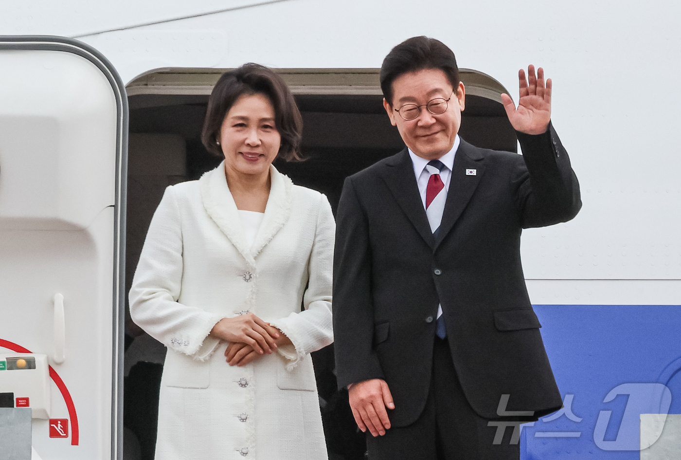 (성남=뉴스1) 허경 기자 = 이재명 대통령과 김혜경 여사가 1일 싱가포르와 필리핀 국빈 방문을 위해 경기 성남 서울공항을 통해 출국하며 인사하고 있다. 2026.3.1/뉴스1