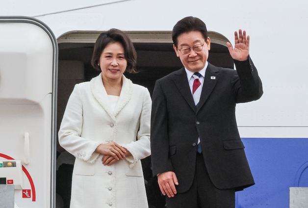 [속보] 李대통령, 싱가포르 도착…3박4일 2개국 순방 일정 돌입