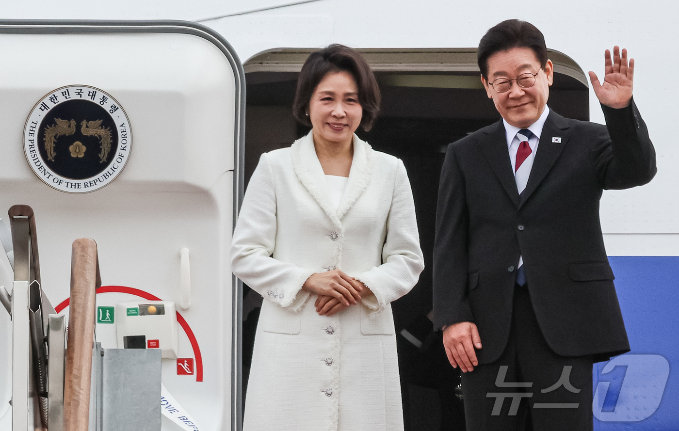 (성남=뉴스1) 허경 기자 = 이재명 대통령과 김혜경 여사가 1일 싱가포르와 필리핀 국빈 방문을 위해 경기 성남 서울공항을 통해 출국하며 인사하고 있다. 2026.3.1/뉴스1