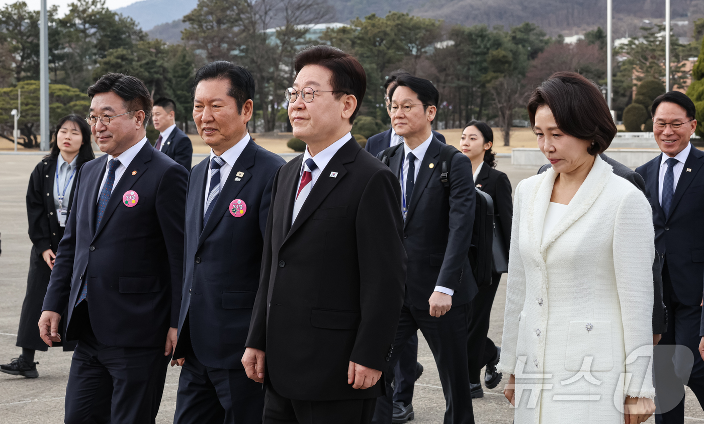 (성남=뉴스1) 허경 기자 = 이재명 대통령과 김혜경 여사가 1일 싱가포르와 필리핀 국빈 방문을 위해 경기 성남 서울공항에서 공군1호기로 이동하고 있다. 2026.3.1/뉴스1