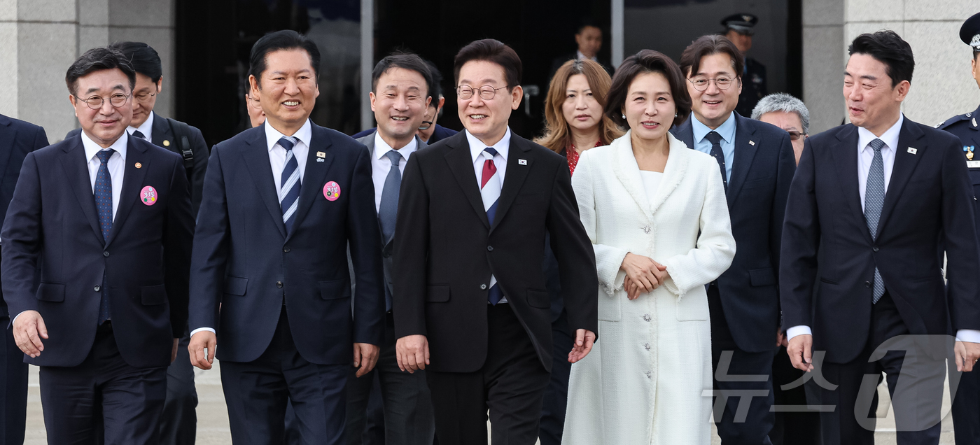 (성남=뉴스1) 허경 기자 = 이재명 대통령과 김혜경 여사가 1일 싱가포르와 필리핀 국빈 방문을 위해 경기 성남 서울공항에서 공군1호기로 이동하고 있다. 2026.3.1/뉴스1