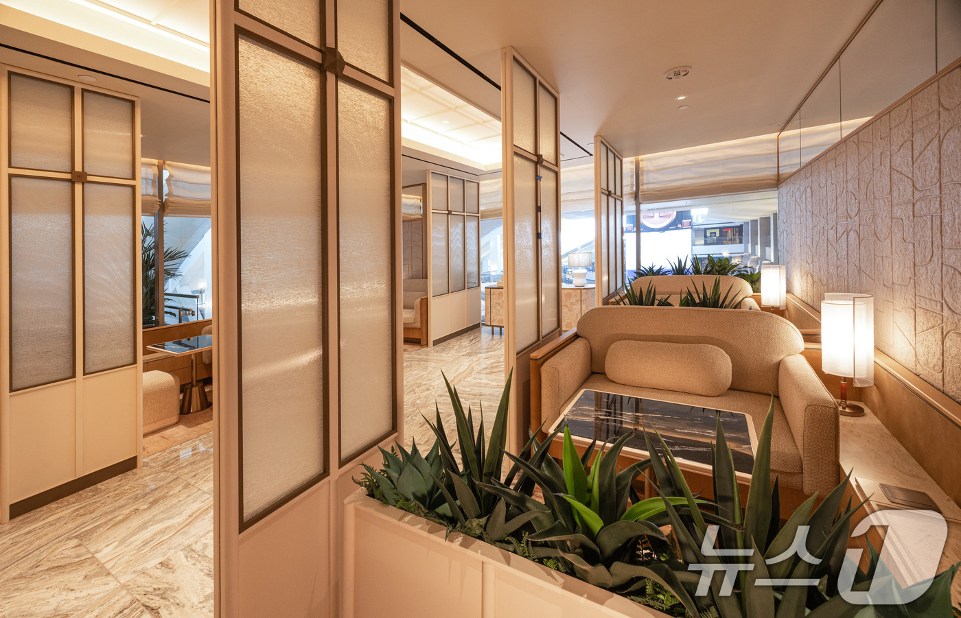 (서울=뉴스1) 임세영 기자 = 대한항공은 오는 6일(현지시간) 미국 캘리포니아주 로스앤젤레스(LA) 국제공항에 새롭게 단장한 차세대 플래그십 라운지를 오픈한다고 1일 밝혔다. 사 …