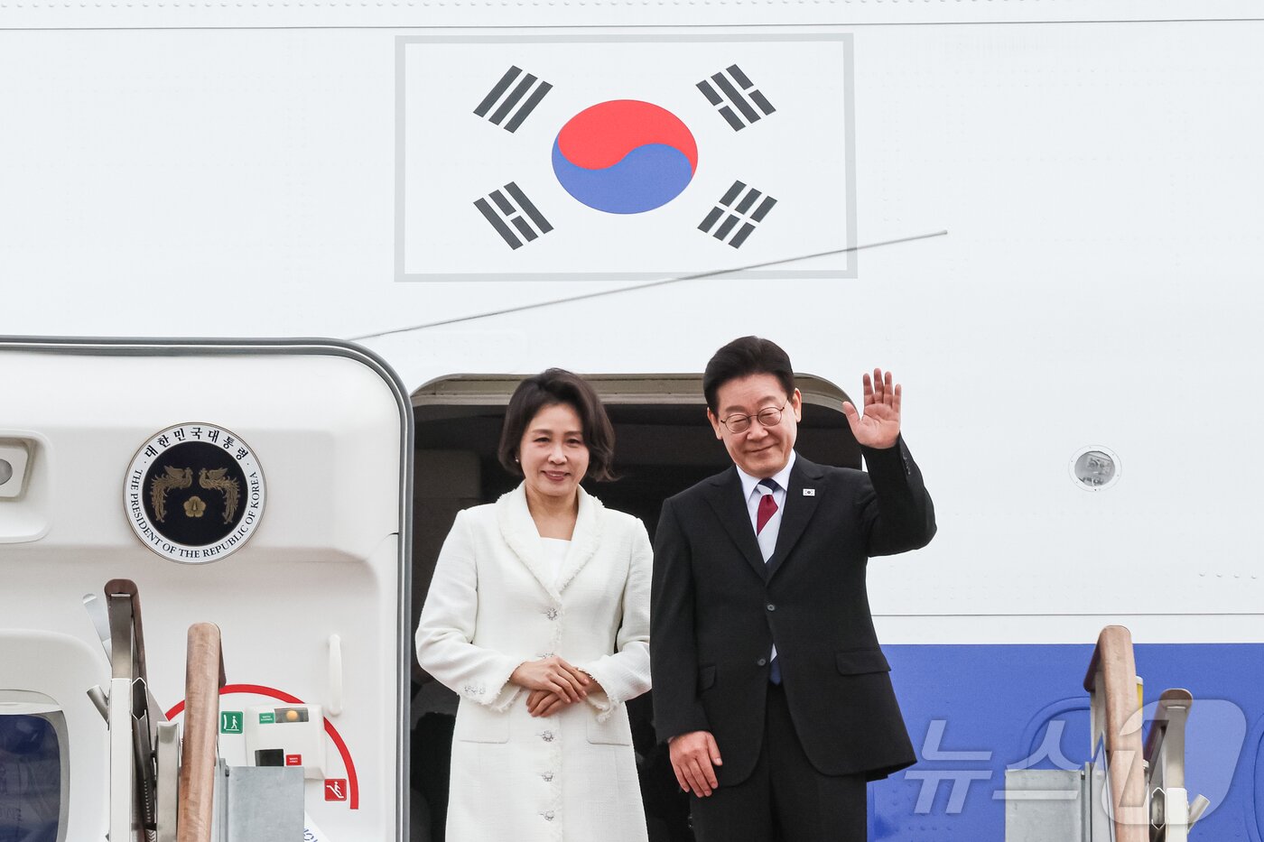 본문 이미지 - 이재명 대통령과 김혜경 여사가 1일 싱가포르와 필리핀 국빈 방문을 위해 경기 성남 서울공항을 통해 출국하며 인사하고 있다. 2026.3.1 ⓒ 뉴스1 허경 기자