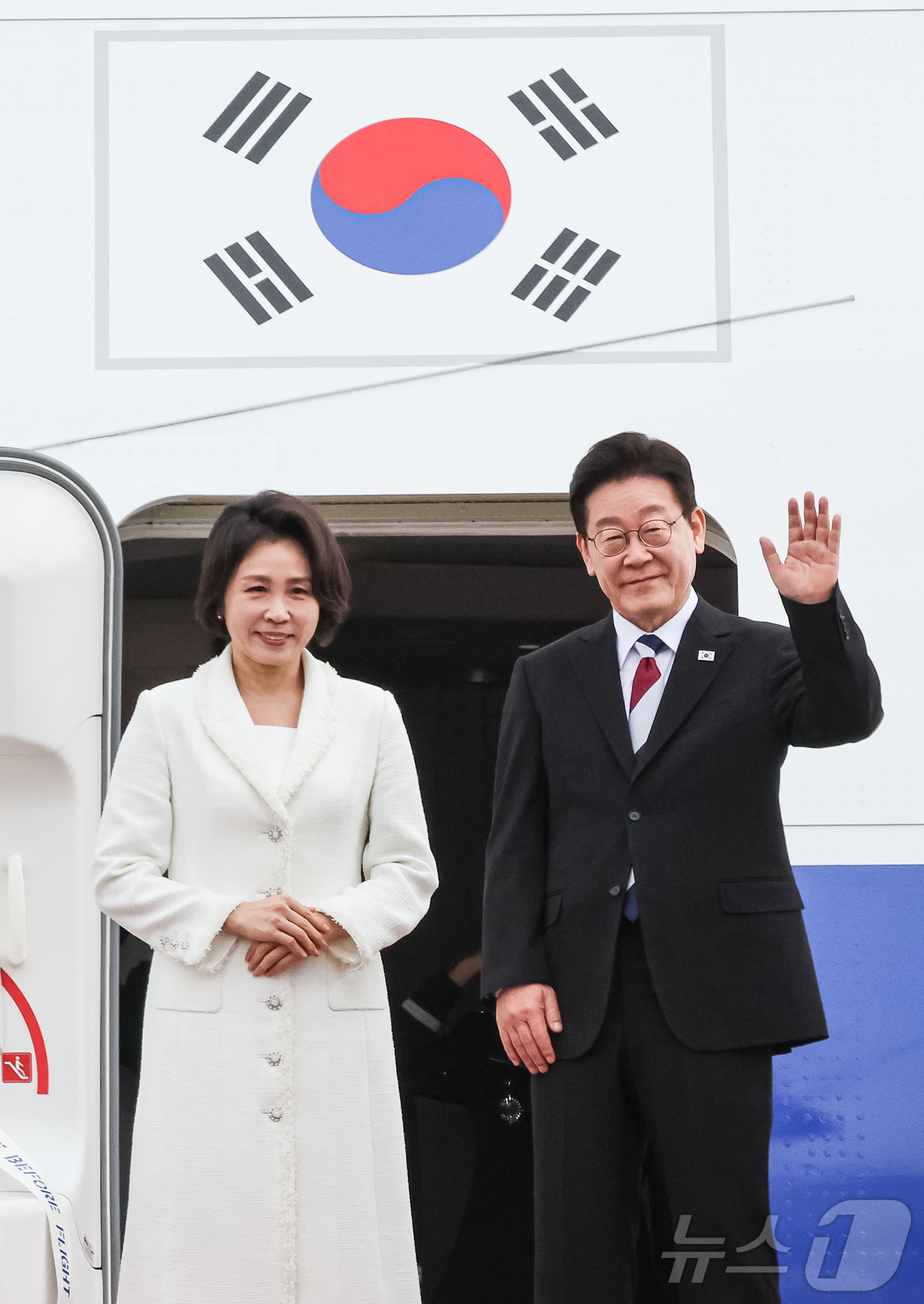 (성남=뉴스1) 허경 기자 = 이재명 대통령과 김혜경 여사가 1일 싱가포르와 필리핀 국빈 방문을 위해 경기 성남 서울공항을 통해 출국하며 인사하고 있다. 2026.3.1/뉴스1